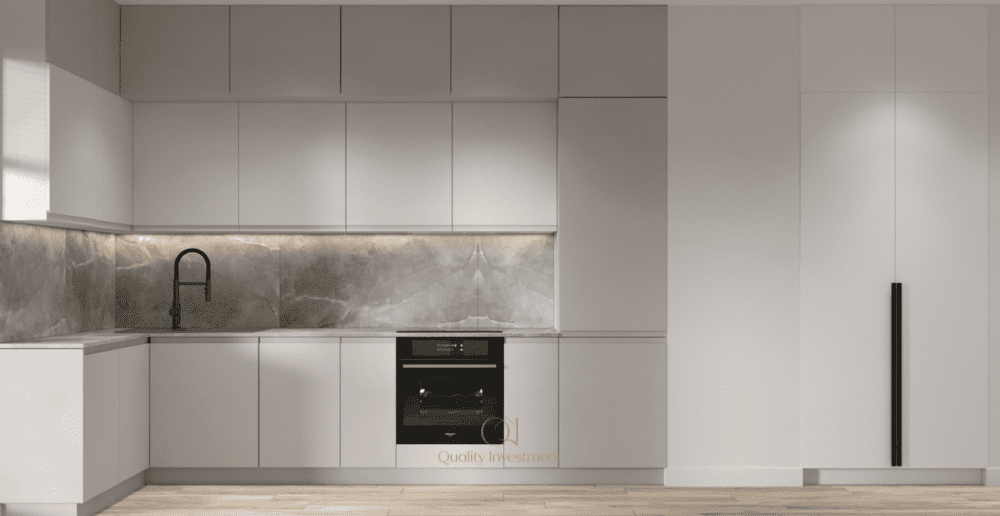 Przestronna i duża kuchnia z szafkami w zabudowie do sufitu 